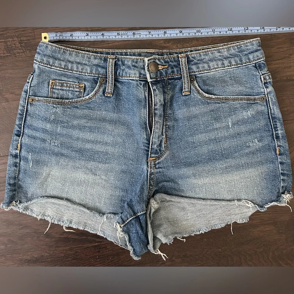 Universal Thread Medium-Wash Distressed High-Rise Cutoff Denim Shorts - Picture 3 of 6